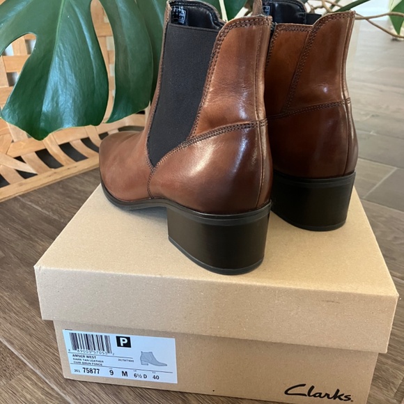 Clarks Dark Tan Leather Ankle Boot, Women's, Size 9 - Picture 2 of 10